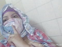 Real Arab عرب وقحة كس Mom Sins In Hijab By Squirting Her Muslim Pussy On Webcam ARABE RELIGIOUS SEX