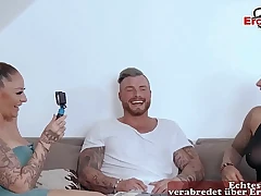 Deutsche Amusement Milfs beim anal dreier FFM mit tattoo
