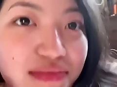 21岁嫩妹白虎学妹舔大鸡巴是最厉害的，直接爽到喷射！