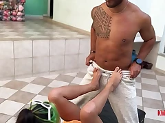 Morena usa os p&eacute;s para dar uma punheta e fica toda gozada
