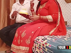 Stepmom ki anniversary pe baap nahi tha bete ne manaayi suhaagraat cake kaat kar