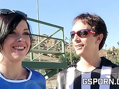 El árbitro y la teen animadora