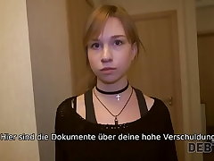 DEBT4k. Teen Schuldner zahlt für Schulden mit zartem Mund und Vagina